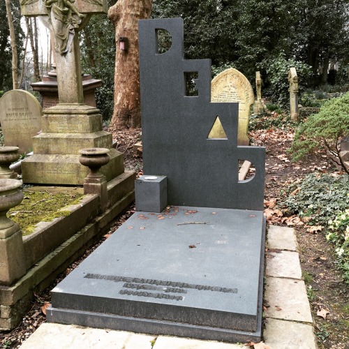 fyodorpavlov:Tea at High Tea of Highgate, and ten a stroll through Highgate Cemetery. It’s been a go