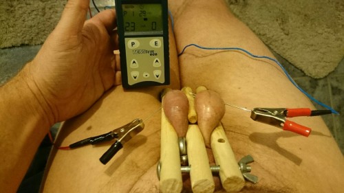 groovyrascalcalzoneprune: I would love to do this to my balls but I can’t find those long need