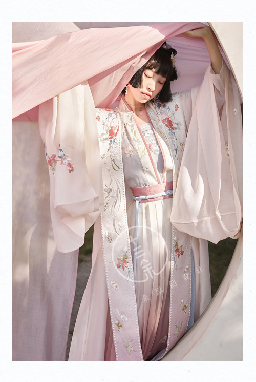 hanfu-asks: Hanfu from 十三余 小豆蔻儿. Collaboration Hanfu line between Shi San Yu and Serenade of Pe