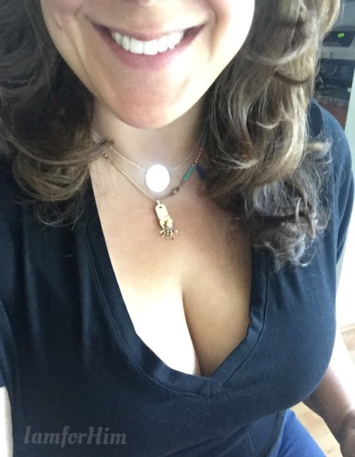 iamforhim:  Happy Friday my naughty friends!! 💋😊💋
