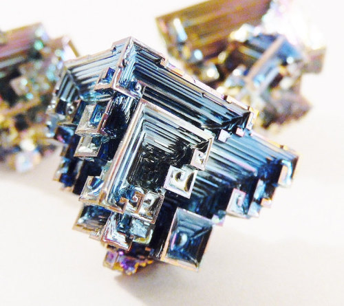 Porn photo mymodernmet:  Dazzling Bismuth Crystals Look