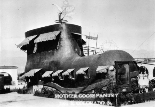 paulftompkins:  archiemcphee:  If only we had a time machine, then the next Geyser of Awesome Field Trip would be travel back in time to Los Angeles to visit these amazing roadside attraction restaurants shaped like giant food, animals, and housewares.