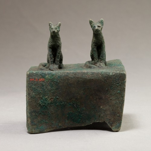 met-egyptian-art:Two cats surmounting a box for an animal mummy, Metropolitan Museum of Art: Egyptia