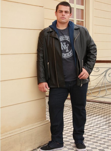 onemorebite13:  tubwatcher:  Plus Size ModelFrom a Brazilian Plus Size clothing site.  This guy is adorable - that strong handsome face and jaw, but that huge round strong yet soft and fatty body.    Nothing like a handsome, confident fat guy. 