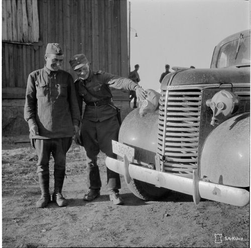 bureau-of-spines:la-volpe-bianca:populusfennicapatriam:Finnish soldier is presenting Soviet prisoner