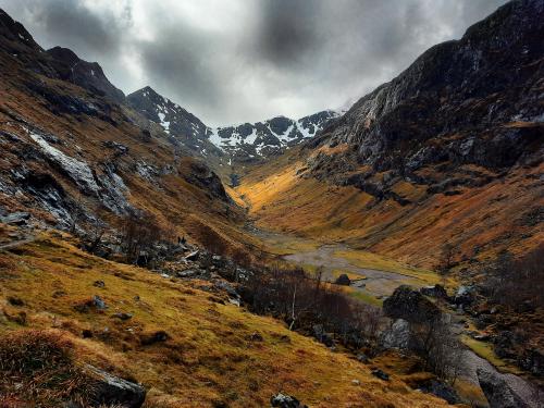 amazinglybeautifulphotography: The Lost Valley hidden between the Three Sisters mountain ridges in G