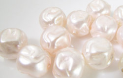angel-hues:  Pearl Beads  ♡   Get them on Etsy