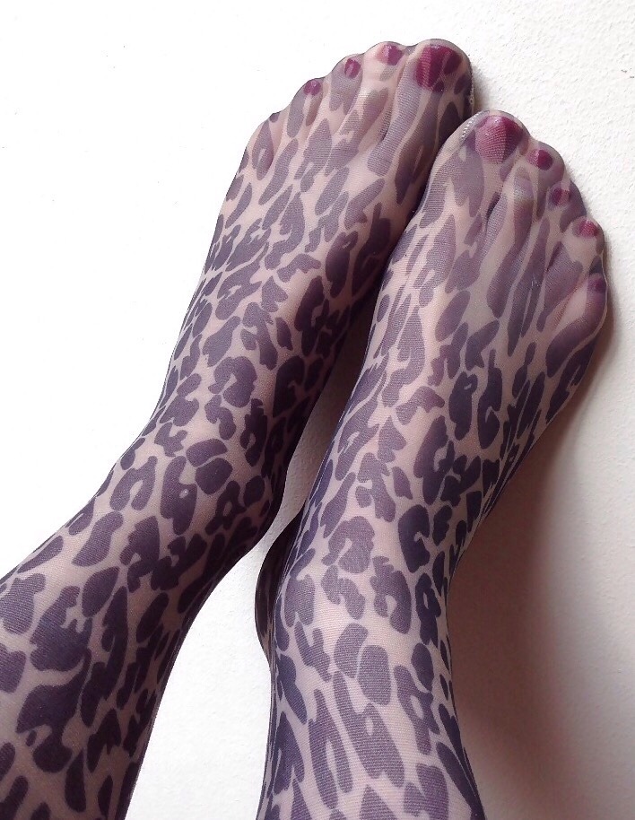 justlovenylon:  0401 - First post😃 thought I would start with a nylon feet shot.