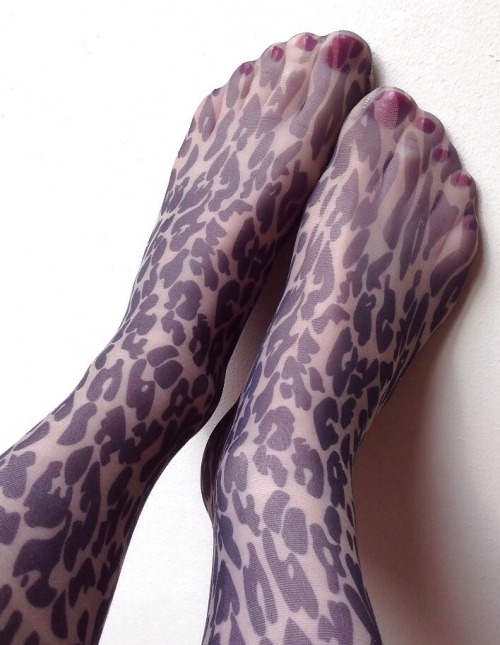 justlovenylon:0401 - First post thought I would start with a nylon feet shot. I love my feet in thes