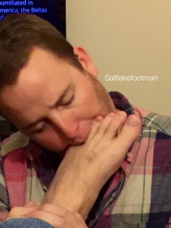 saltlakefootman:  Getting to worship @chifootguy82’s amazing feet. 3 of 22