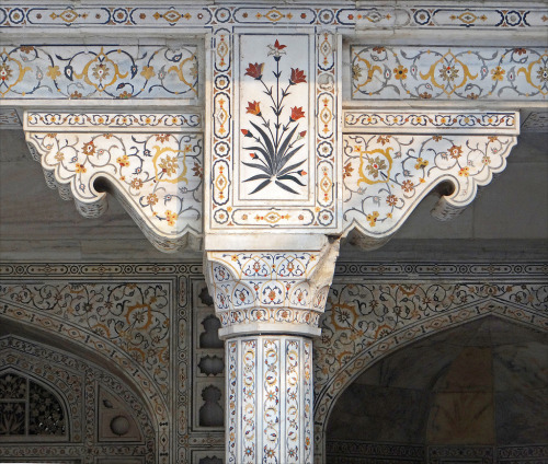 gregory-lejeune:Détail de la façade du Fort Rouge d'Agra, en Inde. Photo: cc https://www.flickr.co