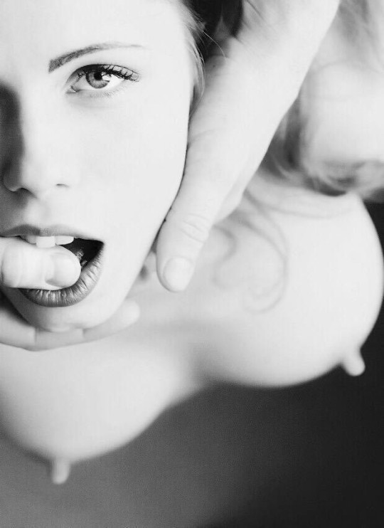 submissivezerlina: her-garden-of-eden:  Craving behind lustful eyes °🖤°  Sir ?