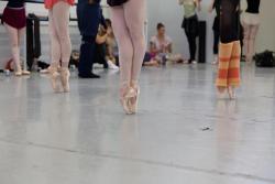 verymaryanna:  perfectballetbody:  pennsylvania ballet  COLORFUL LEG WARMERS IS ON A DIFFERENT LEG 