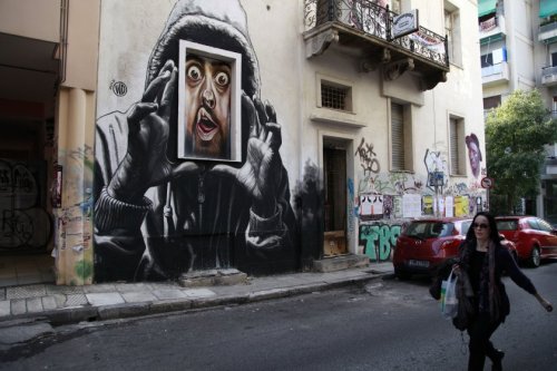 leukolenoshera:  policymic:  Lax anti-graffiti laws in Greece have led to stunning street art  Graffiti is an ancient Greco-Roman art form, dating back to the days when people carved marble messages of anything from political protest to hilarious butt