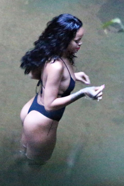 arielcalypso:  Rihanna visits a waterfall