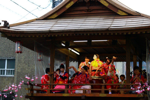2017年2月25日（土）26日（日）に、石川県岐阜県と接する山沿いにある勝山市で開催された「勝山左義長（かっちゃま さぎっちょ）まつり」を見学に妻と娘と3人でお出かけ。春を呼ぶ祭りとも呼ばれ、奇祭と