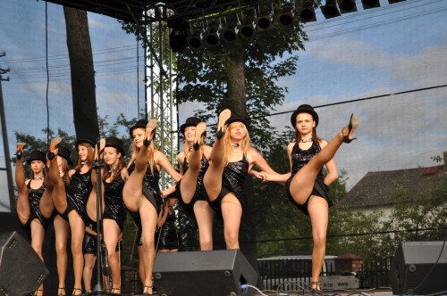 Wow - check out the girl in the middle! =)