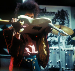 babeimgonnaleaveu:   Jimi Hendrix performing