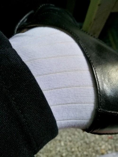 好喜欢皮鞋配白袜，虽然不合规矩，但是就是喜欢，有同好吗？可私聊