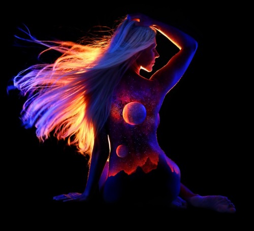 lucidlunngs: allstarsandconstellations: Astounding fluorescent body painting revealed through the u