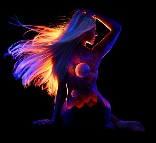 allstarsandconstellations:  Astounding fluorescent body painting revealed through the use of black light, by John Poppleton.