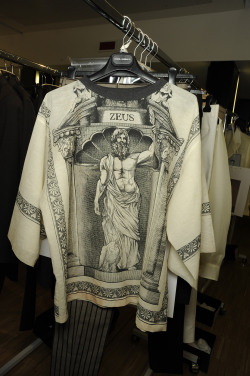 its-king-of-fashion:  Zeus Dolce &amp; Gabanna Men Spring/Summer 2014 Follow : http://its-king-of-fashion.tumblr.com/  DONT FORGET TO REBLOG 300
