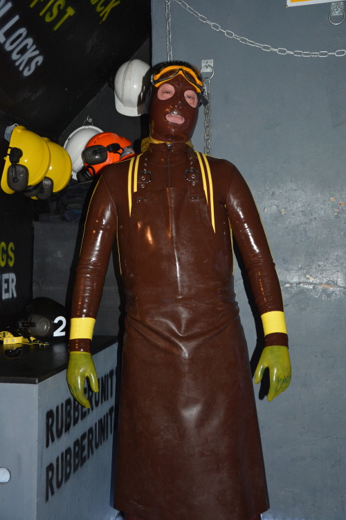 parklad:  batskin:  Layers of brown and yellow rubber, they just go so well together  Mmmmmm looking
