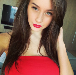 selfysgalore:  Can’t go wrong with red