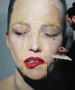 lazypacific:  photo: Artist Mike Dargas in his studio