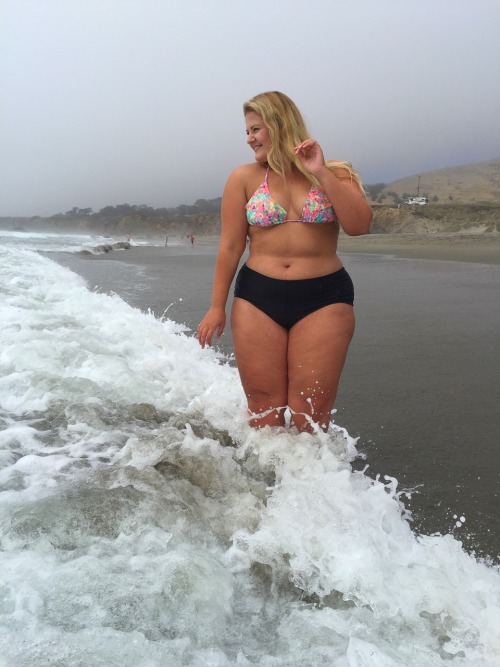 gonotme:marshmallowfluffwoman:Making a splash in Bodega Bay Autumn Lynn  marshmallowflu