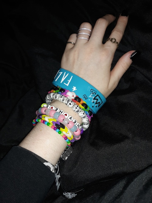 raz0rrat:my bracelet collection is growing nicely :3