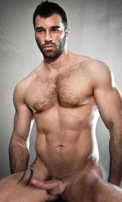 manly-muscular-machos:  FULL-FRONTAL HUNK: 