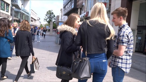 streetscenesuk: Candid video of a sexy blonde in some nice tight jeans. mega.nz/#!zIwRhY5b!