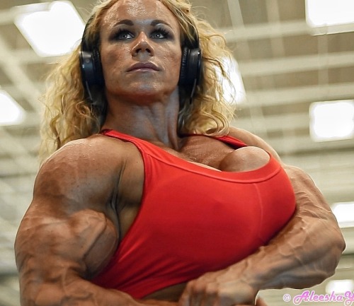 zimbo4444:  ..Aleesha Young..big huge juicy sexy  biceps..  ✨