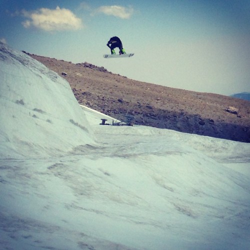 @cackalack77 Showing us how to #surfmtns properly in the summer and obviously #sendingit and #livingit #research #development #logodeck #brackish #snowboards #mthhood #Oregon #OR #snowboarding photo from @justa_space_case