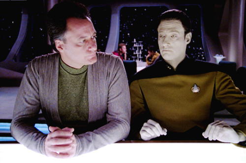 st-tng:03x13 : Déjà Q Q and Data in Ten Forward
