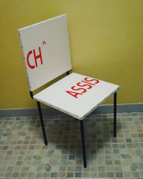 « Cha^-assis » 2005. L’idée était de justifier l’existence d’une chaise fabriquée (par Olivier Liégent) à partir de deux châssis de tableau.
Cette pièce « tautologique » est entrée dans la Galila’s collection Belgium.
#millerlevy #art...
