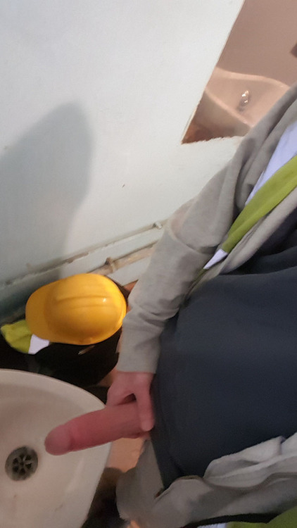 londontradies: Hard tradie at the urinal