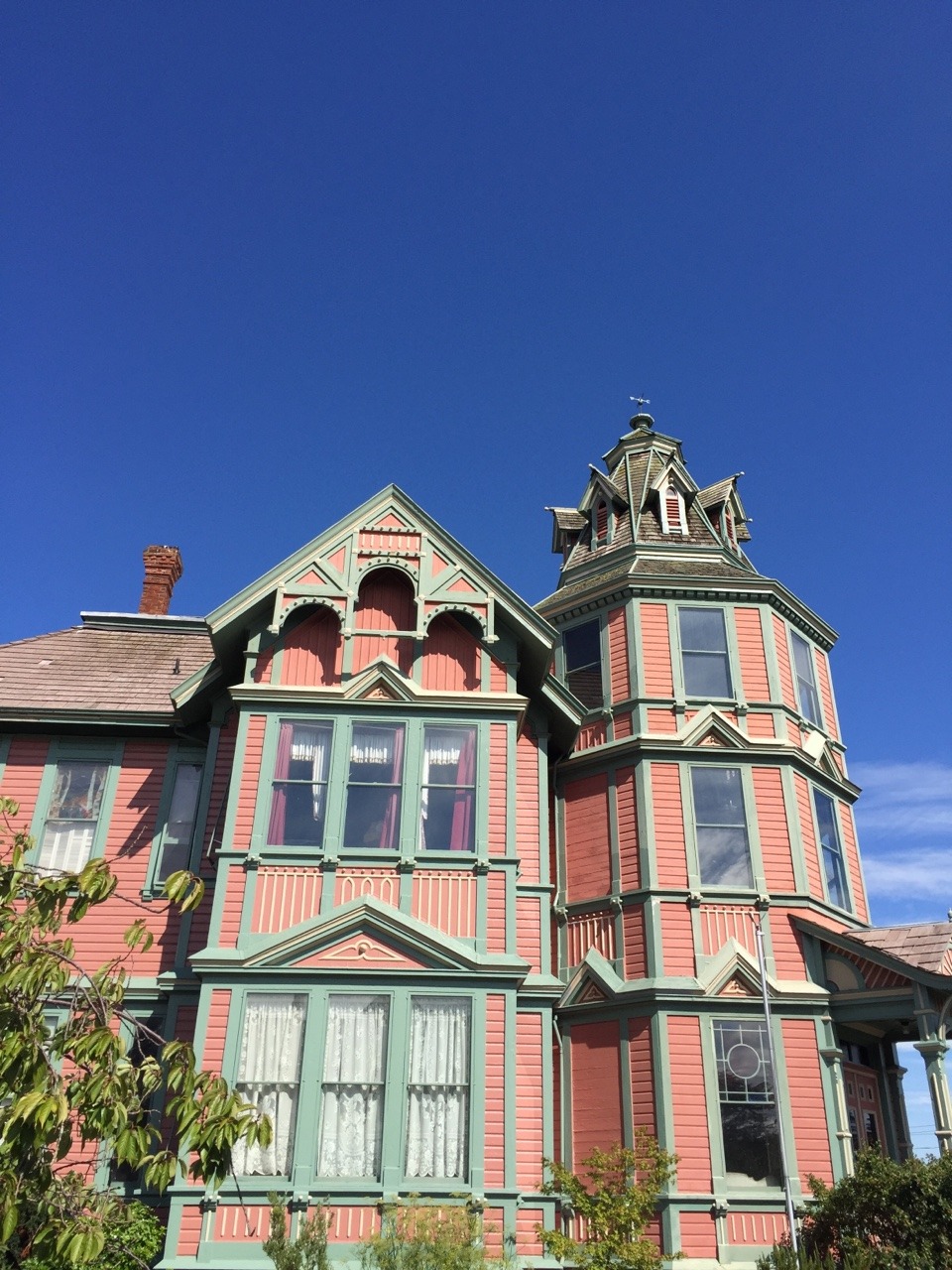 wispygirl:  When you’re pretty sure you saw the pink palace from Coraline 