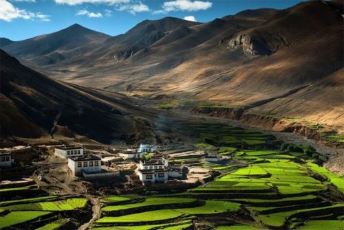 Village in the Himalayas - Tibet #travel #beautiful #viajes #vacaciones #vacations #photo #peru #Blo