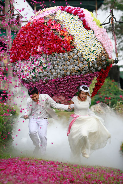 A memorable day (Prasit and Varutton Rangsitwong run away from a giant flower ball