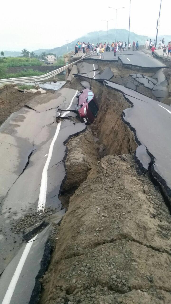 sixpenceee:  “A 7.8 earthquake struck my home country, Ecuador. These are the road
