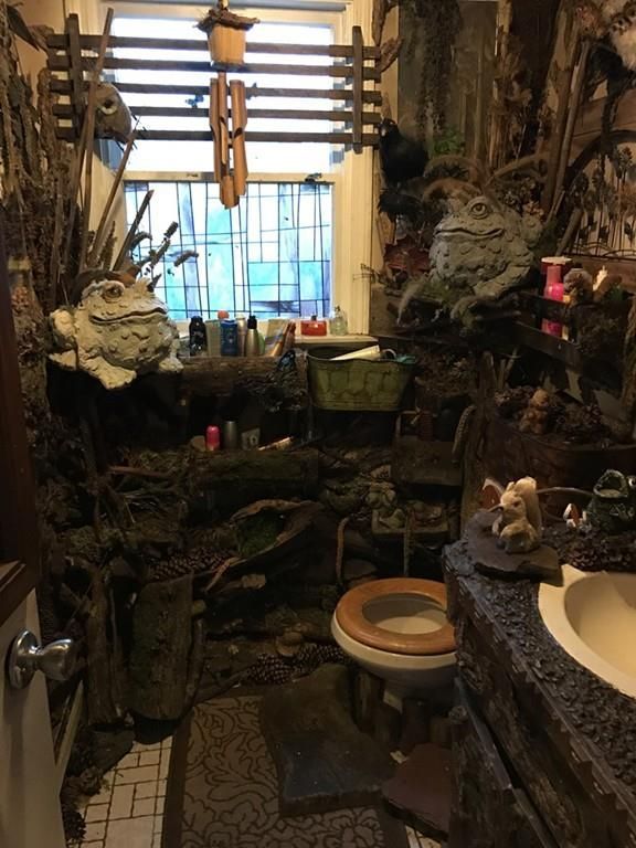 terriblerealestateagentphotos:  I think it’s too late for just air freshener. That