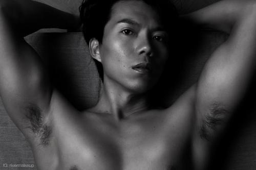 Self-Portrait: Lean on Me ถ่ายรูปตัวเอง: พิงฉันสิ Having a play with studio lights for the first tim