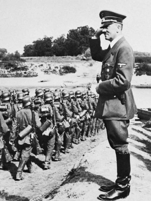 historyfuhrer:  Hitler greeting soldiers for their entry into Poland 1939.
