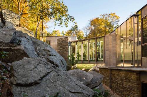 thekhooll:Pound Ridge HouseKieranTimberlakeThe site for this home is a south-facing, boulder-strewn escarpment that rises over a hundred feet, from a wetland to the top of a ridge. The owners were drawn to the almost magical sense of tranquility they