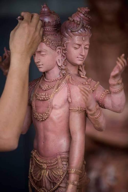 Artist Norachat CHoosakul making a Trimurti sculpture in clay, at Sake Thai Art Gallery