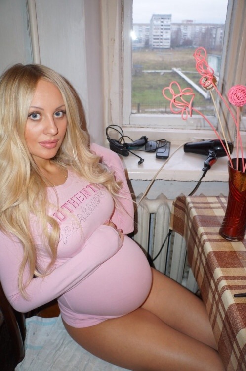 So Sexy preggo in tight clothes