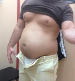 growingmygut:  kuppolicious:  Had to open those pants, eh?  The exact build i like in a guy