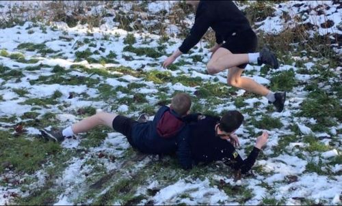 Jeux et rassemblement dans la neige en culottes courtes.